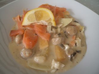 Enkel suppe gjort på hvit soppsaus, fisk og rød røkt fisk