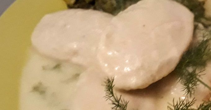 Tradisjonell fiskebolle i hvitsaus, og her med nordens milde karri - urt; en kvist bjørnerot ( den er mer enn til pynt )  Se oppskrift nederst på siden; Arthurs Fiskebolle KarriSaus
